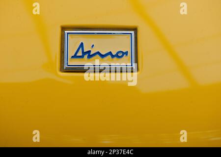 Logo, Schriftzug „Dino“ auf der vorderen Motorhaube, Detail des klassischen Ferrari Dino 246 GT, Alfredo Ferrari, Sportwagen, Design, Sportwagen, Straßensportwagen, V6 Stockfoto