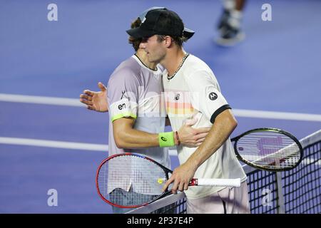 Acapulco, Mexiko. 4. März 2023. Alex de Minaur (L) aus Australien umarmt Tommy Paul aus den Vereinigten Staaten nach dem Finalspiel der Männer-Singles beim ATP Mexican Open-Tennisturnier 2023 in Acapulco, Mexiko, am 4. März 2023. Kredit: Francisco Canedo/Xinhua/Alamy Live News Stockfoto