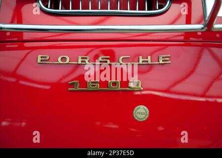 Klassische Schriftzeichen auf Porsche 356, Oldtimer, Fähre Porsche l Typenbezeichnung Porsche 356 1600, Sportwagen, Oldtimer, Cabrio, offenes Dach Stockfoto