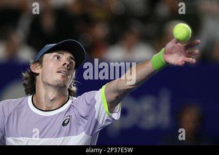 Acapulco, Mexiko. 4. März 2023. Alex de Minaur aus Australien spielt beim Finalspiel der Männer-Singles gegen Tommy Paul aus den USA beim ATP Mexican Open-Tennisturnier 2023 in Acapulco, Mexiko, am 4. März 2023. Kredit: Xin Yuewei/Xinhua/Alamy Live News Stockfoto