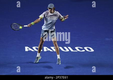 Acapulco, Mexiko. 4. März 2023. Alex de Minaur aus Australien kehrt beim Finalspiel der Männer-Singles gegen Tommy Paul aus den USA beim ATP Mexican Open-Tennisturnier 2023 in Acapulco, Mexiko, am 4. März 2023 zurück. Kredit: Xin Yuewei/Xinhua/Alamy Live News Stockfoto