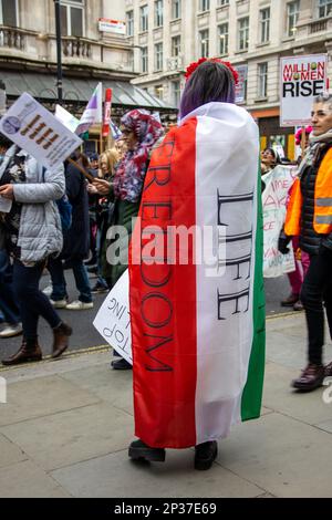 London, Vereinigtes Königreich - 4. März 2023: Tausende Frauen, darunter iranische und afghanische Frauen mit Slogans "Women's Life Freedom", marschierten im Zentrum Londons zum Trafalgar Square, um gegen männliche Gewalt und für die Gleichstellung der Geschlechter zu protestieren. der märz und die Rallye waren Teil der jährlichen Million Women Rise Veranstaltung, die anlässlich des Internationalen Frauentages stattfindet. Kredit: Sinai Noor / Alamy Live News Stockfoto