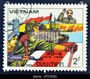 Stornierte Briefmarke, gedruckt von Vietnam, die Soldaten, Tanks, Ho Chi Minh, 10. Jahre Befreiung Südvietnams, ca. 1985, zeigt. Stockfoto