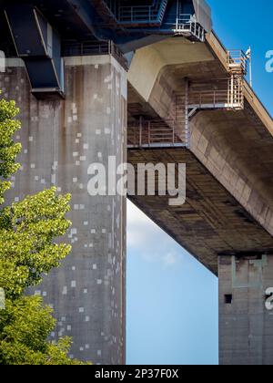 Boden der verfallenen Betonbrückensäulen und Deck der Köhlbrandbrücke in Hamburg, von unten gesehen, mit vielen kleinen Flecken repariert. Stockfoto