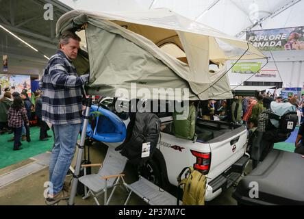 Vancouver, Kanada. 4. März 2023. Ein Besucher bewundert die Campingausrüstung, die auf Autofahrten spezialisiert ist, während der Outdoor Adventure and Travel Show 2023 im Vancouver Convention Center in Vancouver, British Columbia, Kanada, am 4. März 2023. Die zweitägige Veranstaltung, die am 4. Und 5. März stattfindet, bietet die neueste Outdoor-Ausrüstung und Informationen zu Abenteuerreisen. Kredit: Liang Sen/Xinhua/Alamy Live News Stockfoto