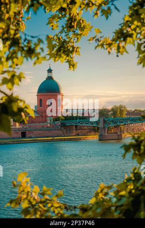 Toulouse, Frankreich. Stadtbild mit dem Fluss Garonne und La Grave Kuppel im Hintergrund bei Sonnenuntergang Stockfoto