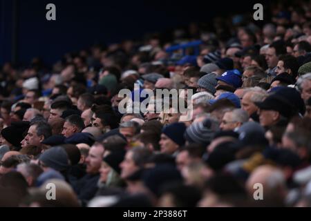 London, Großbritannien. 04. März 2023. Chelsea-Fans beim Spiel Chelsea gegen Leeds United EPL am 4. März 2023 auf der Stamford Bridge, London, Großbritannien. Kredit: Paul Marriott/Alamy Live News Stockfoto