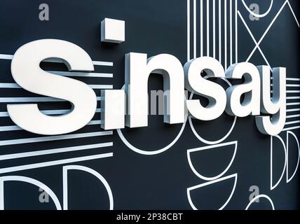 Samara, Russland - 2. März 2023: Markenlogo des Sinsay Store im Einkaufszentrum Stockfoto