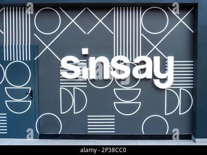 Samara, Russland - 2. März 2023: Chain Store Sinsay im Einkaufszentrum. Vorderansicht Stockfoto