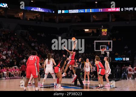 Minneapolis, Minnesota, USA. 3. März 2023. Ein Tipp für die erste Hälfte von Indiana gegen den Staat Ohio findet am Freitag, den 3. März beim Big Ten Women's Basketball Tournament Semifinals 2023 in Minneapolis, Minnesota, statt. Ohio State gewann 79:75. (Kreditbild: © Steven Garcia/ZUMA Press Wire) NUR REDAKTIONELLE VERWENDUNG! Nicht für den kommerziellen GEBRAUCH! Stockfoto