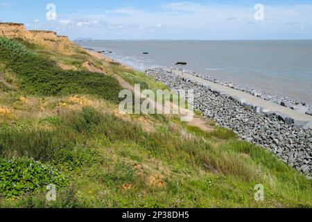 Crag Walk Granitfelsenpanzerung Teil des Coastal Management Scheme für Walton-on-the-Naze, Essex, Vereinigtes Königreich. Stockfoto