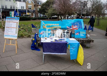 West London, Großbritannien – 4. März 2023: Mehr als drei Jahre nach dem Brexit hielt eine Gruppe von Anti-Brexit-Demonstranten in West London an der historischen Stätte der Schlacht von Turnham Green eine Demonstration ab. Sie forderten die Menschen auf, Petitionen zu unterzeichnen, und forderten, dass das Vereinigte Königreich wieder der EU beitreten solle. Kredit: Sinai Noor/Alamy Live News Stockfoto