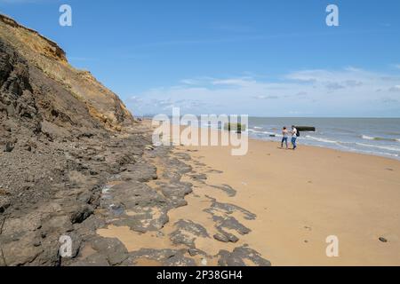 Küstenerosion/-Flaute am Strand von Walton-on-the-Naze, Essex, Großbritannien. Stockfoto