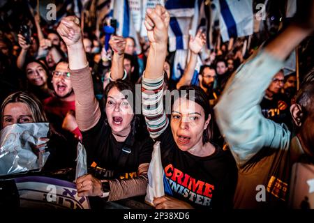 Tel Aviv, Israel. 04. März 2023. Demonstranten singen Slogans während einer Demonstration. In der neunten Woche in Folge protestierten über 400.000 Menschen in ganz Israel gegen einen Plan der Regierungen, die Justiz zu überholen. Kredit: SOPA Images Limited/Alamy Live News Stockfoto