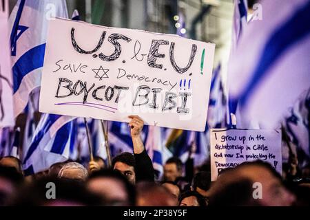 Tel Aviv, Israel. 04. März 2023. Ein Demonstrant hält während der Demonstration ein Plakat. In der neunten Woche in Folge protestierten über 400.000 Menschen in ganz Israel gegen einen Plan der Regierungen, die Justiz zu überholen. Kredit: SOPA Images Limited/Alamy Live News Stockfoto