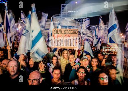 Tel Aviv, Israel. 04. März 2023. Israelische Demonstranten halten während einer Demonstration Plakate und Flaggen. In der neunten Woche in Folge protestierten über 400.000 Menschen in ganz Israel gegen einen Plan der Regierungen, die Justiz zu überholen. (Foto: Eyal Warshavsky/SOPA Images/Sipa USA) Guthaben: SIPA USA/Alamy Live News Stockfoto