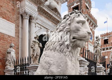 Alte griechische Statue Piräus Löwe am Eingang des venezianischen Arsenals. Italien Stockfoto