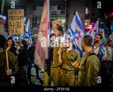 Tel Aviv, Israel. 04. März 2023. Israelische Reservekräfte marschieren während einer Demonstration. In der neunten Woche in Folge protestierten über 400.000 Menschen in ganz Israel gegen einen Plan der Regierungen, die Justiz zu überholen. (Foto: Eyal Warshavsky/SOPA Images/Sipa USA) Guthaben: SIPA USA/Alamy Live News Stockfoto