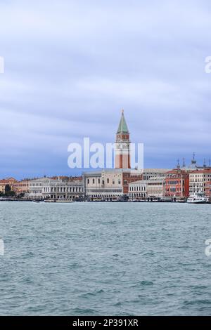 Panoramablick vom Wasser auf die Piazza San Marco in Venedig (vertikales Foto) Stockfoto