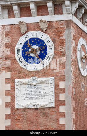 Aussichtsturm mit alter Uhr im historischen venezianischen Arsenal- und Marinemuseum Stockfoto