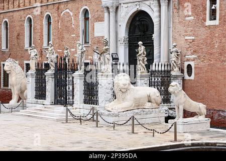 Eintritt zum venezianischen Arsenal mit seiner permanenten Wache aus Marmorlöwen. Italien Stockfoto