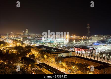 Stadt Barcelona bei Nacht in Katalonien, Spanien, Stadtbild mit Hafen von Barcelona vom Montjuic-Hügel aus gesehen. Stockfoto