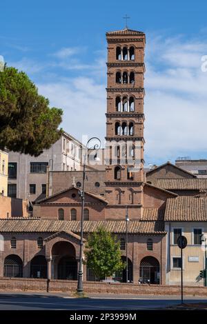 Basilika Santa Maria in Cosmedin mit mittelalterlichem Glockenturm in Rom, Italien. Stockfoto