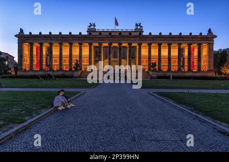 Berlin, Deutschland, Gebäude des Alten Museums (Altes Museum), beleuchtet bei Nacht auf der Museumsinsel, deutsche neoklassizistische Architektur aus dem Jahr 1830. Stockfoto