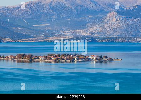 Luftaufnahme der historischen Stadt Egirdir im wunderschönen blauen See Egirdir mit hohem Berg im Hintergrund in der Provinz Isparta, Türkei. Stockfoto