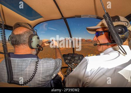 Ein Panoramablick im Cockpit von einem Robinson R44 Clipper Hubschrauber, der sich der australischen Kata Tjuta nähert. Stockfoto