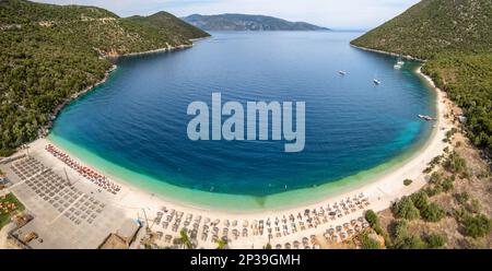 Blick aus der Vogelperspektive auf den Strand von Antisamos auf der Insel Kefalonia, Ionische Insel, Griechenland Stockfoto