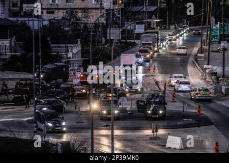 Nablus, Palästina. 04. März 2023. Israelische Soldaten und Militärjeeps wurden auf der Straße gesehen, während die israelischen Streitkräfte in der Stadt Hawara und ihrer Umgebung stationiert waren, nachdem die extremistischen jüdischen Siedler einen Angriff auf die Stadt Hawara, südlich der Stadt Nablus im besetzten Westjordanland, forderten. Kredit: SOPA Images Limited/Alamy Live News Stockfoto