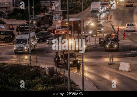 Nablus, Palästina. 04. März 2023. Israelische Soldaten und Militärjeeps wurden auf der Straße gesehen, während die israelischen Streitkräfte in der Stadt Hawara und ihrer Umgebung stationiert waren, nachdem die extremistischen jüdischen Siedler einen Angriff auf die Stadt Hawara, südlich der Stadt Nablus im besetzten Westjordanland, forderten. Kredit: SOPA Images Limited/Alamy Live News Stockfoto