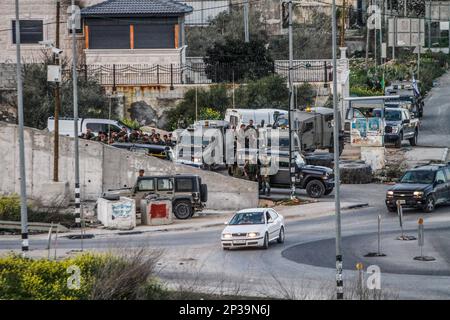 Nablus, Palästina. 04. März 2023. Israelische Streitkräfte werden in der Stadt Hawara und ihrer Umgebung stationiert, nachdem die extremistischen jüdischen Siedler einen Angriff auf die Stadt Hawara, südlich der Stadt Nablus im besetzten Westjordanland, gefordert hatten. (Foto von Nasser Ishtayeh/SOPA Images/Sipa USA) Guthaben: SIPA USA/Alamy Live News Stockfoto