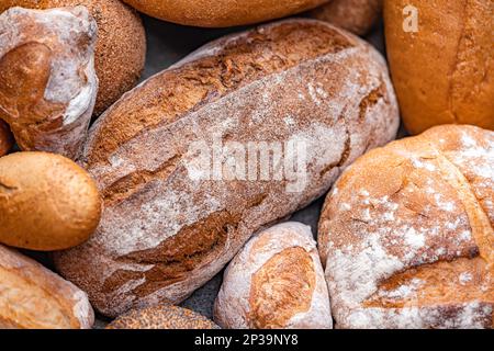 Frisch gebackenes Naturbrot steht auf dem Küchentisch. Stockfoto