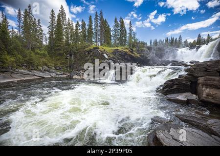 Wasserfall Ristafallet im westlichen Teil von Jamtland ist als einer der schönsten Wasserfälle in Schweden aufgeführt. Stockfoto