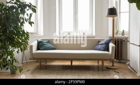 Kleines stilvolles helles Sofa in moderner skandinavischer Einrichtung Stockfoto