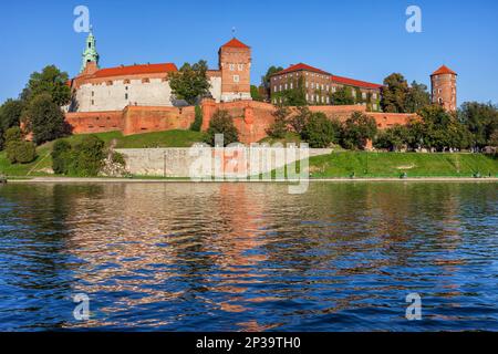 Königliches Schloss Wawel am Fluss Weichsel in der Stadt Kraków (Krakau) in Polen. Ehemalige königliche Residenz und Festung der polnischen Könige, erbaut auf einer Limette Stockfoto