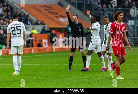 Sport, Fußball, Bundesliga, 2022/2023, Borussia Moenchengladbach vs. SC Freiburg 0-0, Stadium Borussia Park, zweite gelbe Karte an Rami Bensebaini (MG), hinterlassen vom Schiedsrichter Benjamin Brand, neben f.l.t.r. Kouadio Emmanuel Kone (MG), Alassane plea (MG), Kiliann Eric Sildillia (SCF), DFL-VORSCHRIFTEN VERBIETEN DIE VERWENDUNG VON FOTOGRAFIEN ALS BILDSEQUENZEN UND/ODER QUASI-VIDEO Stockfoto