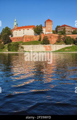 Königliches Schloss Wawel am Fluss Weichsel in der Stadt Kraków (Krakau) in Polen. Ehemalige königliche Residenz und Festung der polnischen Könige, datiert auf Stockfoto