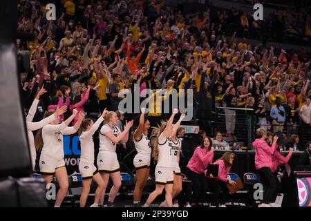 Minneapolis, Minnesota, USA. 3. März 2023. Die Iowa Hawkeyes reagieren auf den Sieg am Ende von Iowa gegen Maryland am Samstag, den 4. März, bei den 2023 Big Ten Women's Basketball Tournament Semifinals in Minneapolis, Minnesota. Iowa gewann 89-84 (Credit Image: © Steven Garcia/ZUMA Press Wire) – NUR REDAKTIONELLE VERWENDUNG! Nicht für den kommerziellen GEBRAUCH! Stockfoto