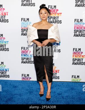 Santa Monica, Kalifornien - 04. März 2023: Stephanie Hsu nimmt an den Film Independent Spirit Awards 2023 Teil Stockfoto