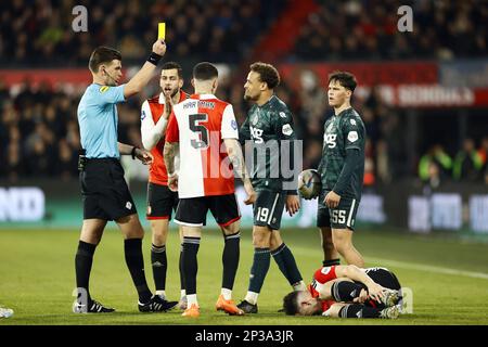 ROTTERDAM - (lr) Schiedsrichter Joey Kooij überreicht Liam van Gelderen vom FC Groningen (19) die gelbe Karte während des niederländischen Premier-League-Spiels zwischen Feyenoord und dem FC Groningen im Feyenoord Stadion de Kuip am 4. März 2023 in Rotterdam, Niederlande. ANP PIETER STAM DE JONGE Stockfoto