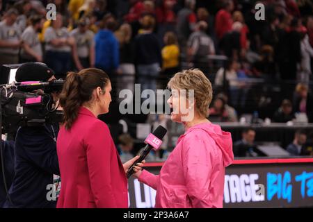 Minneapolis, Minnesota, USA. 3. März 2023. Iowa Hawkeyes Cheftrainer LISA BLUDER nimmt am Samstag, den 4. März, am Ende von Iowa gegen Maryland ein Interview beim Big Ten Women's Basketball Tournament Semifinals 2023 in Minneapolis, Minnesota, entgegen. Iowa gewann 89-84 (Credit Image: © Steven Garcia/ZUMA Press Wire) – NUR REDAKTIONELLE VERWENDUNG! Nicht für den kommerziellen GEBRAUCH! Stockfoto