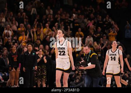 Minneapolis, Minnesota, USA. 3. März 2023. Iowa Hawkeyes Wächter CAITLIN CLARK (22)/reagiert auf den Sieg am Ende von Iowa gegen Maryland am Samstag, den 4. März beim Big Ten Women's Basketball Tournament Semifinals 2023 in Minneapolis, Minnesota. Iowa gewann 89-84 (Credit Image: © Steven Garcia/ZUMA Press Wire) – NUR REDAKTIONELLE VERWENDUNG! Nicht für den kommerziellen GEBRAUCH! Stockfoto