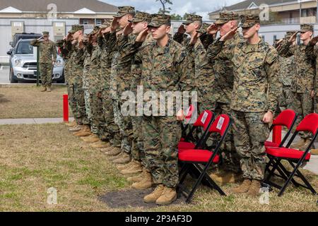 USA Marines mit Bataillon Landing Team 1/6, 26. Marine Expeditionary Unit, salutieren die Farben während einer Belleau Wood Tree Einweihungszeremonie im Marine Corps Basislager Lejeune, N.C., am 16. Februar 2023. Der Baum wurde im Rahmen eines Projekts gepflanzt, das der Anpflanzung von „Nachkommen“-Bäumen von Belleau Wood in den Vereinigten Staaten gewidmet war. Die Eicheln wurden aus Frankreich erworben und gepflanzt, geschützt und genährt, bis sie so groß wurden, dass die Jungtiere sicher transportiert und anschließend an bedeutenden Orten im ganzen Land gepflanzt werden konnten. Stockfoto