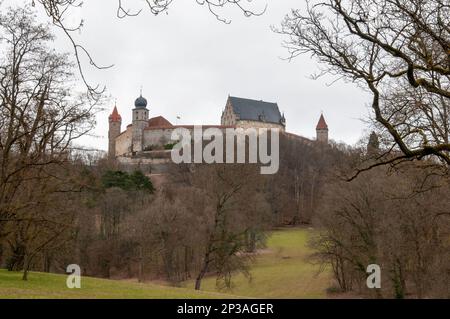 Coburg, Deutschland. 05. März 2023. Über der Veste Coburg ist der graue Himmel zu sehen. Für heute wird leichter Schneefall vom Wetterdienst vorhergesagt. Kredit: Pia Bayer/dpa/Alamy Live News Stockfoto