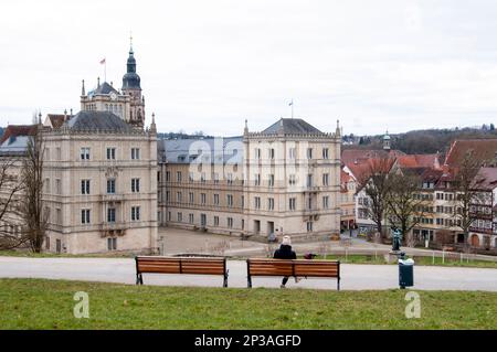 Coburg, Deutschland. 05. März 2023. Spaziergänger genießen den Blick auf das Schloss Ehrenburg in Coburg. Leichter Schneefall wird vom Wetterdienst für heute vorhergesagt. Kredit: Pia Bayer/dpa/Alamy Live News Stockfoto