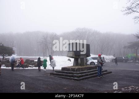 Steinsymbol oder Felszeichen des Hanla Mountain Vulkans oder Mount Halla im Walddschungel im Hallasan National Park für Koreaner Stockfoto