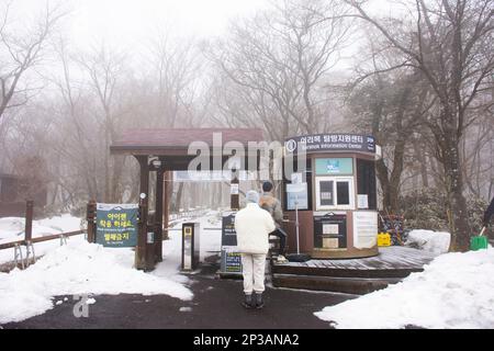 Staion Checkpoint und Ticketkästchen für Eorimok Trail Path und Yeongsil Hike Way auf Hanla Mountain oder Mount Halla im Hallasan National Park Stockfoto